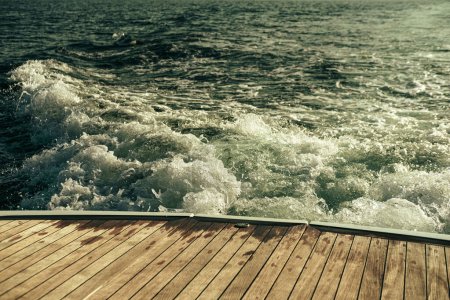 Foto de Pista, agua muerta en la parte posterior del barco rápido o yate de motor, cubierta teack, olas de agua, espuma de mar blanco, colores de estilo retro - Imagen libre de derechos