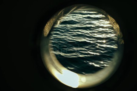 Foto de Vista del atardecer del paisaje marino desde el barco, yate, barco, escotilla redonda de la ventana del barco - Imagen libre de derechos
