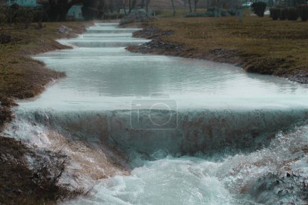 Foto de Aguas termales de pamukkale, recurso natural popular en pavo, tiempo de invierno, flujo de agua tipo río, aguas termales de cerca - Imagen libre de derechos
