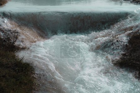 Foto de Aguas termales de pamukkale, recurso natural popular en pavo, tiempo de invierno, flujo de agua tipo río, aguas termales de cerca - Imagen libre de derechos