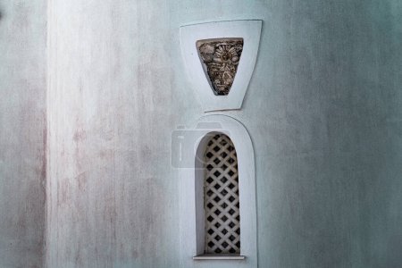Foto de Ventana de la lanceta de la iglesia griega antigua en la pared blanqueada, imagen rústica - Imagen libre de derechos