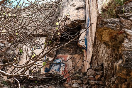 Foto de Casas abandonadas y calles en kayakoy, ruinas del castillo, fethiye, pavo destino popular - Imagen libre de derechos