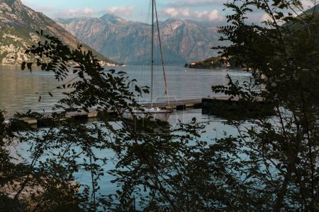Foto de Paisaje de otoño en montenegro, bahía kotor, montañas, veleros, casas de piedra, temporada de terciopelo de otoño soleado - Imagen libre de derechos