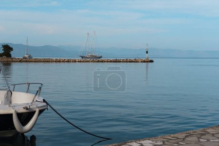 increíble vista de la entrada del puerto de Gaios en la isla griega paxos, barcos de vela en el ancla, el paisaje marino de agua azul y cielos