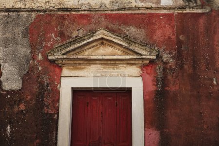 Foto de Arquitectura griega tradicional, puerta de entrada de madera, viejas paredes pintadas, textura rústica, propiedad abandonada necesita mantenimiento - Imagen libre de derechos