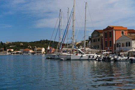 Hafen von Gaios auf der griechischen Insel Paxos, 31. Mai 2024: Blick auf die Dorfpromenade mit Booten, Geschäften, Tavernen