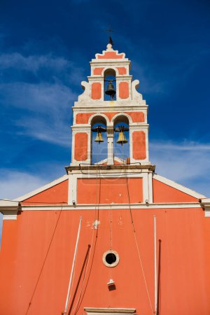 Téléchargez les photos : Église grecque traditionnelle typique de l'île de Poxos, vue sur la tour de pari sur fond de ciel bleu - en image libre de droit