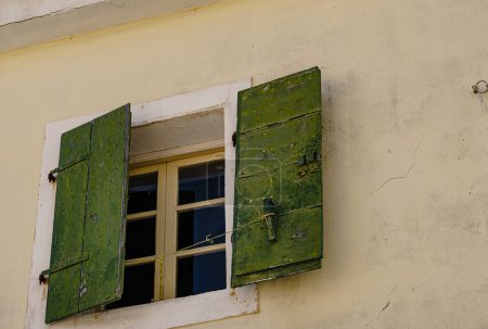 Vieille fenêtre verte peinte, bégaiements en bois de maison méditerranéenne rustique
