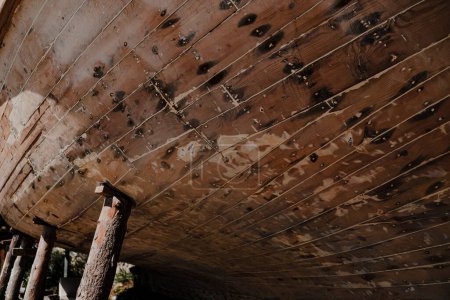 Schiffskörper aus Holz, altes Gulet im Trockendock an Land, alt lackiert, Wartungsarbeiten