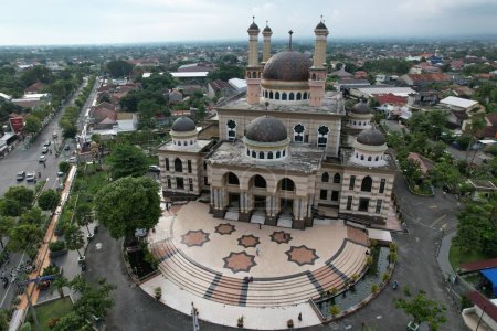 Photo pour Klaten, Indonésie. Le 5 mars 2022. Masjid Agung Al Aisha dans le centre-ville de Klaten Regency, Java central Indonésie. Vue aérienne de la mosquée et du paysage urbain. - image libre de droit