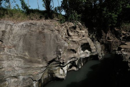 Foto de Sedimentary layers formed from volcanic lava in river - Imagen libre de derechos
