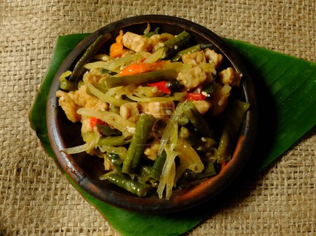 Téléchargez les photos : Oseng tempe sayuran, stir-fry tempeh and vegetables. Indonesian popular dish. Indonesian food. Top view. - en image libre de droit
