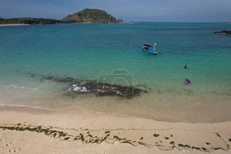 Téléchargez les photos : Aerial view of Tanjung Aan beach in Lombok Island, West Nusa Tenggara, Indonesia. Turquoise crystal clear water beach in tropical island. - en image libre de droit