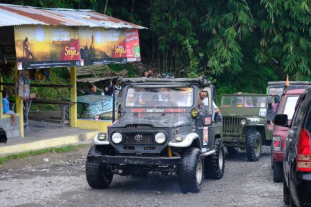 Foto de Yogyakarta, Indonesia - 18 de junio de 2022: Tour de lava Merapi con jeeps fuera de la carretera. Coches 4x4. Turistas en Yogyakarta. - Imagen libre de derechos