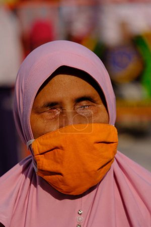 Foto de Yogya, Indonesia. 12 de mayo de 2021. Oración de Eid al-Fitr celebrada durante la pandemia de COVID-19, adorador requerido para llevar máscara y mantener su distancia de otros adoradores. - Imagen libre de derechos