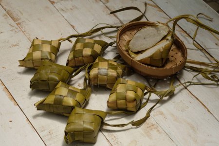 Téléchargez les photos : Ketupat est un plat typique javanais à base de riz qui est enveloppé dans un emballage fait de jeunes feuilles de noix de coco tissées. Kupat, tupat, topat, tipat. - en image libre de droit