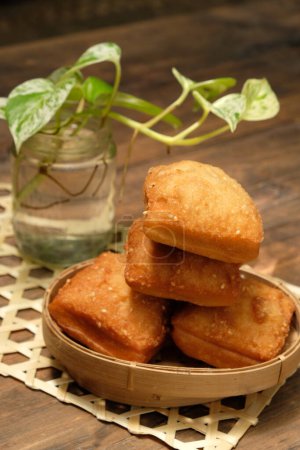 Téléchargez les photos : Odading ou Galundeng est un sucré traditionnel à base de farine et de sucre frits. Alimentation indonésienne. - en image libre de droit