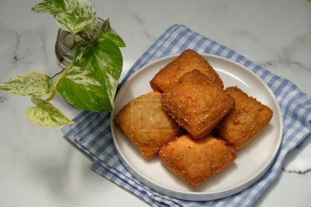 Téléchargez les photos : Odading ou Galundeng est un sucré traditionnel à base de farine et de sucre frits. Alimentation indonésienne. - en image libre de droit