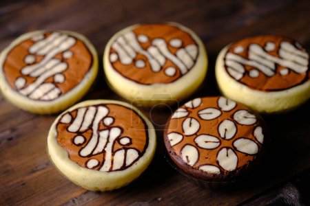 Téléchargez les photos : Bakpia Kukus Batik, est une bakpia moderne contenant du fromage fondu ou du chocolat cuit à la vapeur. Le haut de la bakpia est peint avec des motifs traditionnels de batik. Alimentation indonésienne. - en image libre de droit