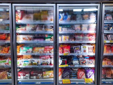 Téléchargez les photos : Nourriture au réfrigérateur dans un supermarché - en image libre de droit