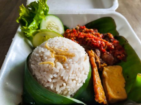 Foto de Arroz licuado con pollo balado (pollo picante), tofu, tempeh y verduras frescas. Una comida tradicional de Indonesia. - Imagen libre de derechos