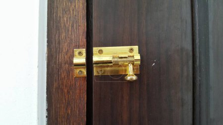 Foto de Un pestillo de metal cerradura de la puerta de madera. Cerradura abierta. - Imagen libre de derechos