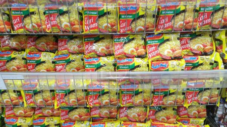 Téléchargez les photos : Nouilles instantanées indonésiennes sur une étagère de supermarché - en image libre de droit