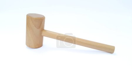 Téléchargez les photos : Close up of wooden hammer on white background - en image libre de droit