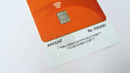 Foto de A contactless payment icon symbol on a debit card on top of sales receipts - Imagen libre de derechos