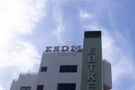 Téléchargez les photos : Jakarta, Indonésie - 08 février 2024 : L'immeuble de bureaux ESDM à Cikini, au centre de Jakarta. Ministère de l'énergie et des ressources minérales de la République d'Indonésie. - en image libre de droit