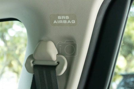 Zusatzschild oder Aufkleber für das Rückhaltesystem im Auto.