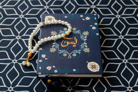Ein Buch der Sure Yaseen oder Yasin und Gebetsperlen auf einer Gebetsmatte