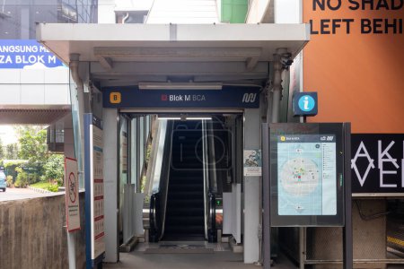 Téléchargez les photos : Jakarta, Indonésie - 24 février 2024 : Entrée avec escalator et carte à la gare de Jakarta MRT Blok M - en image libre de droit