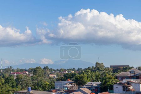 Une vue sur la montagne depuis le balcon le matin dans un quartier résidentiel de la banlieue de Jakarta