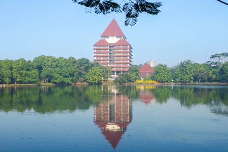 Foto de Depok, Indonesia - 10 de abril de 2024: Vista del edificio rectorado de la Universidad de Indonesia y el lago Kenanga en Depok, Indonesia. - Imagen libre de derechos