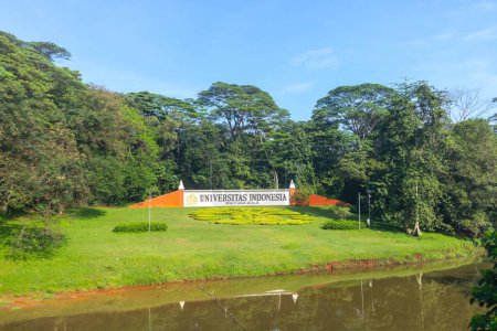 Foto de Depok, Indonesia - 10 de abril de 2024: Vista del letrero de la Universidad de Indonesia y los árboles en el fondo - Imagen libre de derechos