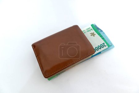 Billets Rupiah indonésiens en portefeuille sur fond blanc