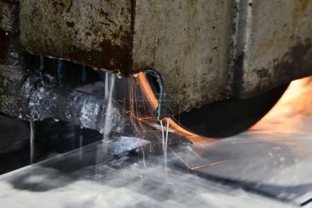 Processing of metal by grinding on a flat grinding machine