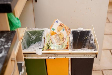 Foto de Euro banknotes in a trash can - Imagen libre de derechos