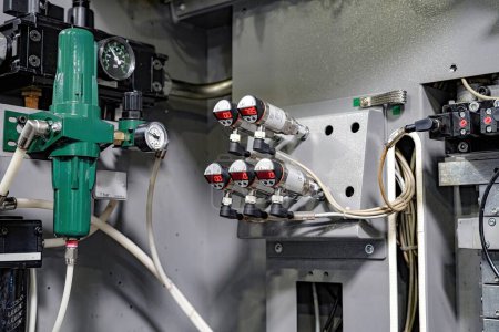 Téléchargez les photos : Système de contrôle hydraulique et électronique du centre de traitement des métaux CNC. - en image libre de droit