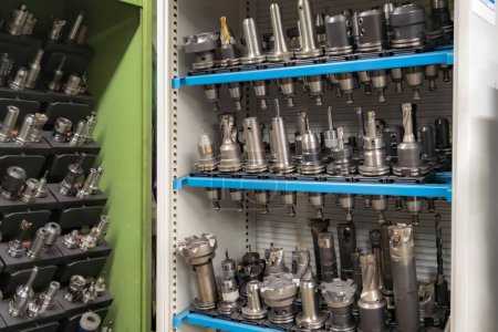 Fräsen und Schneidwerkzeuge für die Arbeit an einer CNC-Maschine sind arrangiert. in Werkzeugregalen.