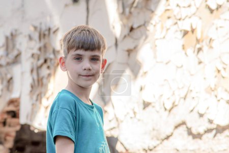 Kinder in einem verlassenen und zerstörten Gebäude in der Zone militärischer Konflikte. das Konzept der sozialen Probleme obdachloser Kinder. Szenisches Foto.