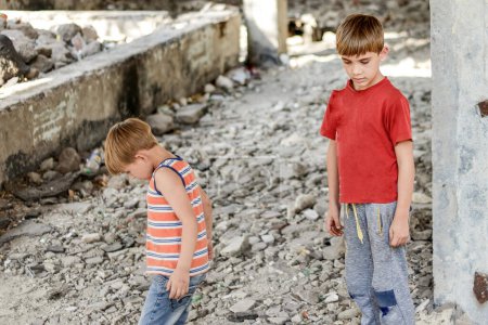 Niños pobres y sucios de la calle que viven en una obra abandonada. un concepto de la vida de los niños huérfanos de la calle.