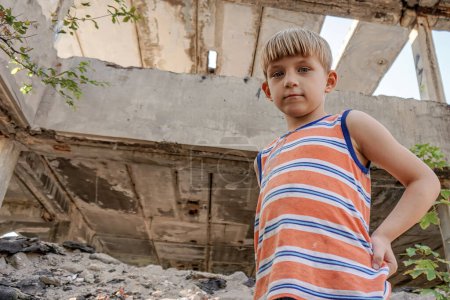 Foto de Un chico sucio y hambriento en un edificio abandonado en busca de asilo. - Imagen libre de derechos