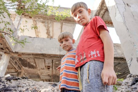 Arme und schmutzige Straßenkinder, die auf einer verlassenen Baustelle leben.