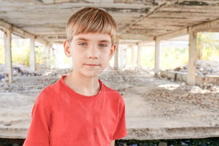 Ein schmutziger und hungriger Junge in einem verlassenen Gebäude auf der Suche nach Asyl.