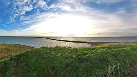 Téléchargez les photos : Lumière du soleil éclatante au bord de la mer de Trelleborg dans le sud de la Suède. - en image libre de droit