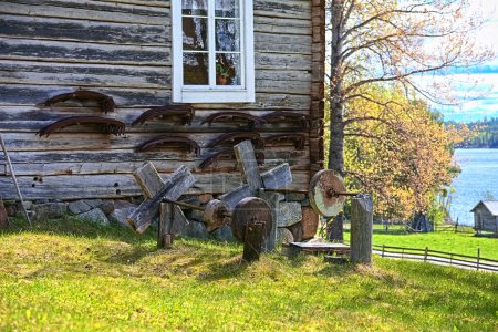 Téléchargez les photos : Scythes et meules dans un petit village historique Gallejaur dans le nord de la Suède. - en image libre de droit