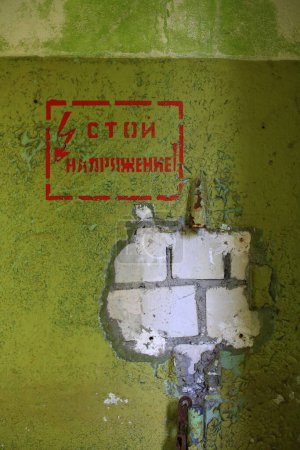Téléchargez les photos : Avertissement russe sur un mur désolé : Stop - tension!. - en image libre de droit