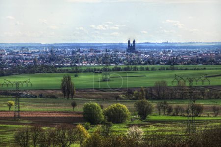 Blick über Felder und Stadtbild von Magdeburg, der Hauptstadt Sachsen-Anhalts.